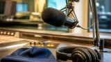 Un animateur de Radio X publie une tuque insultante et provoque une levée de boucliers politique