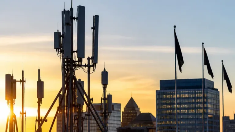 Bell cède 49,9 % de ses tours cellulaires à la Caisse pour 2,45 G$ et crée une nouvelle société à Montréal